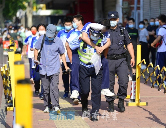 该出手时就出手！考生突发不适，交警背上就走