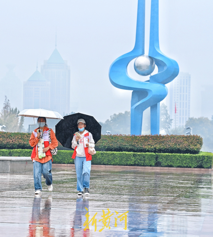 国庆假期首日泉城迎雨，游人雨中漫步泉城广场