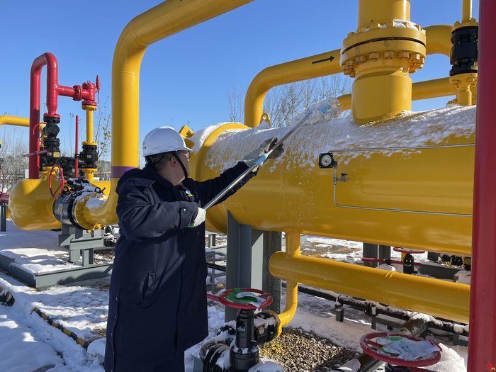 全员扫雪铲冰  能源济小华扫出一道道温暖安全路