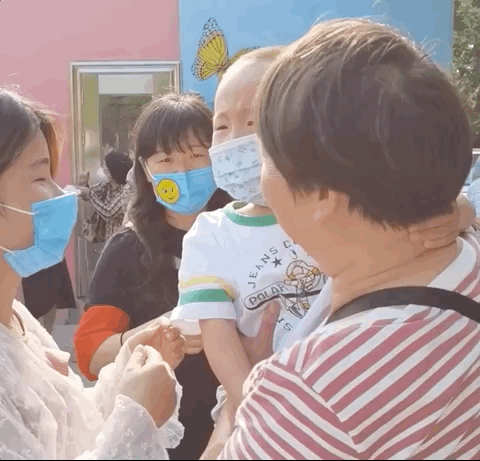 心疼又好笑！小朋友不想去幼儿园 老师连拖带拽扛进门：还想跑？