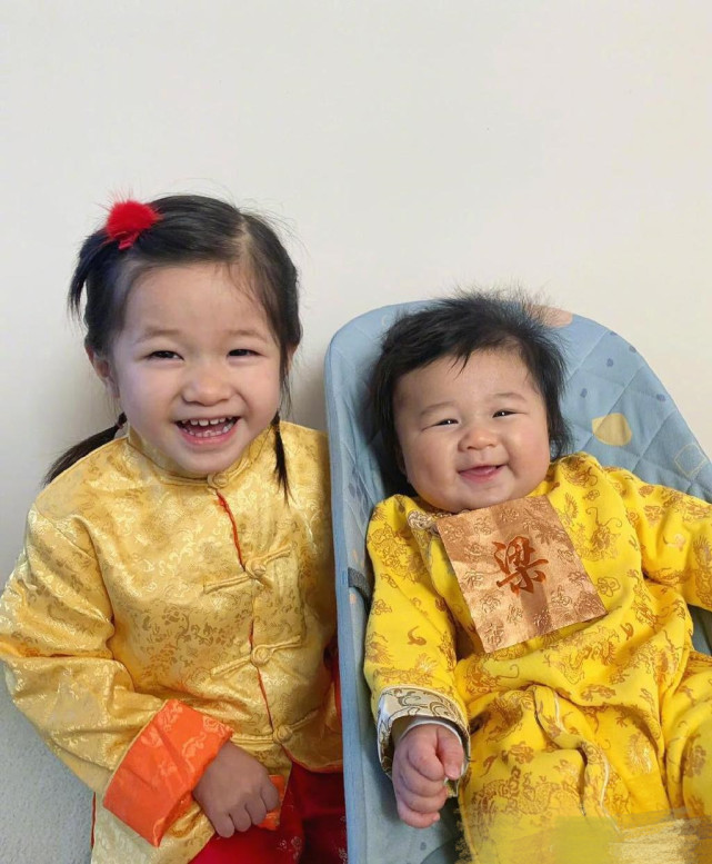 身材|钟嘉欣穿泳装秀身材，细腰长腿一点不像俩娃妈