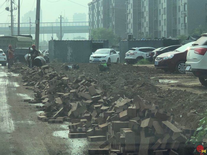 【啄木鸟行动】市中区景嘉山庄附近大片渣土砖块没有遮盖防尘网