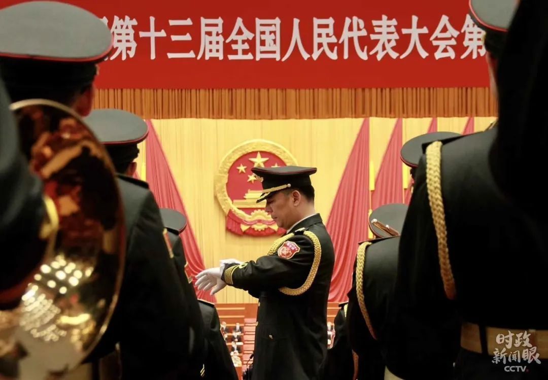 特殊时期的全国两会，立起中国笃定前行的路标