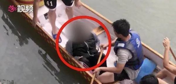 初三女孩因家庭琐事跳河轻生，结果遇上了龙舟队……