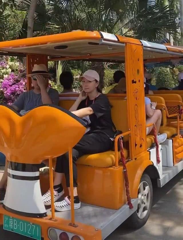 徐峥夫妇甜蜜游三亚 陶虹身材纤细素颜超能打