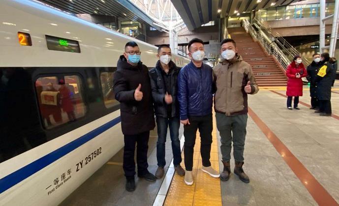 战“疫”记者：“好多人往后的时候 你得往前”