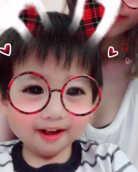 陈若仪晒儿子的自拍小视频 扮兔子卖萌可爱十足