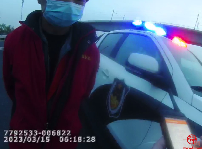 核载9人实载12人超员33% ,济南交警查获超员面包车