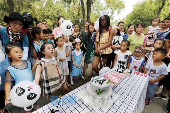 大熊猫“雅吉”“华奥”济南动物园过生日