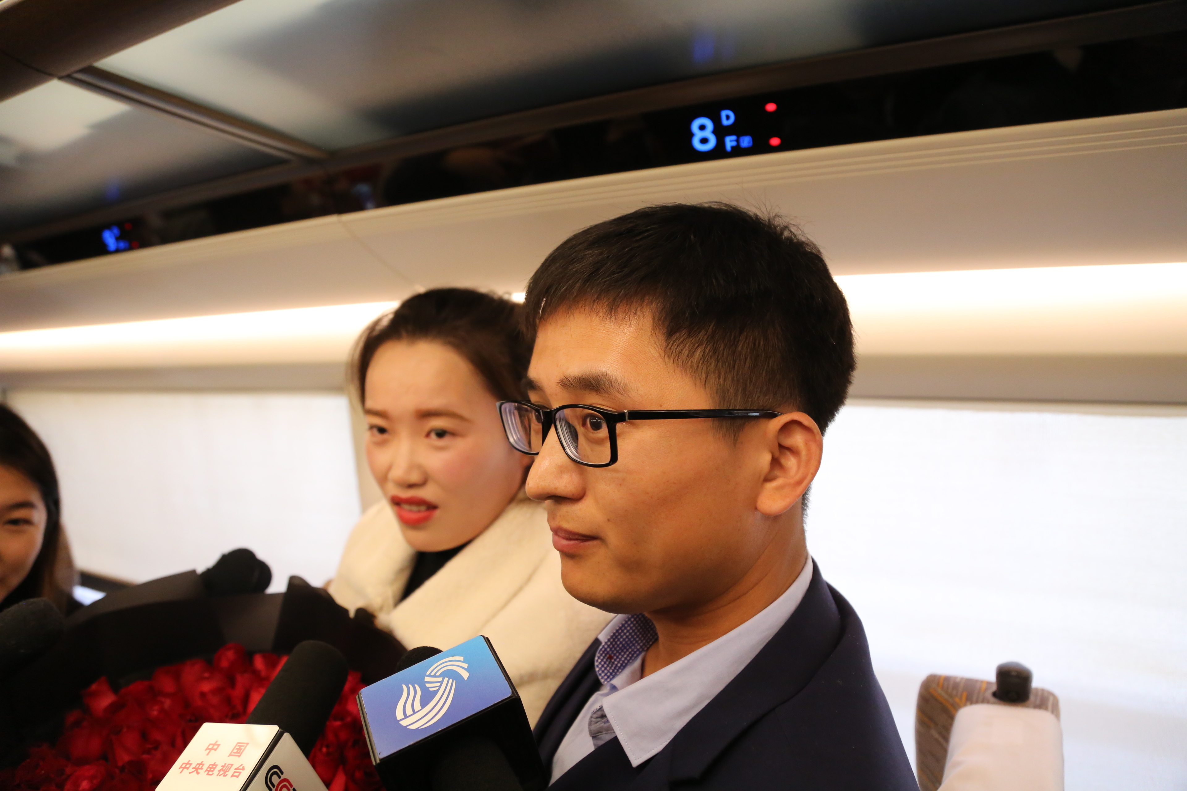 婚期一推再推：在刚刚开通的鲁南高铁上，建设者完成特殊的告白