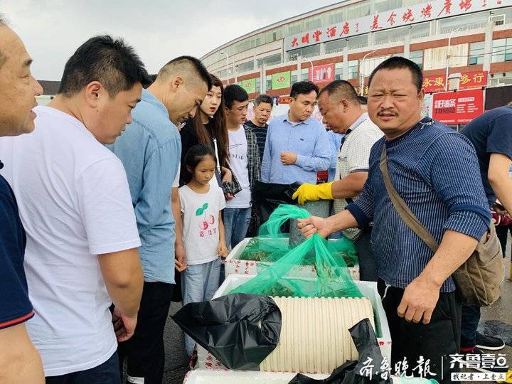 济南海鲜市场人挤人！早上八点已没车位，商贩下午三点半才吃午饭