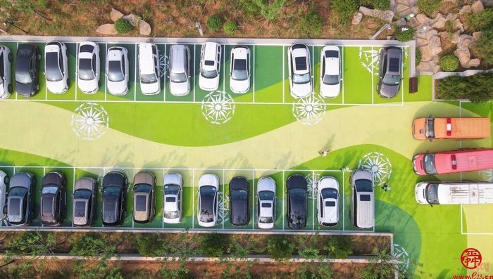 佛慧山生态廊桥停车场彩绘寓意：保泉护泉、生生不息！