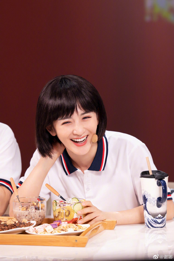 尖尖|cos大户又来啦！谢娜cos李尖尖 戴假发扮嫩甜笑