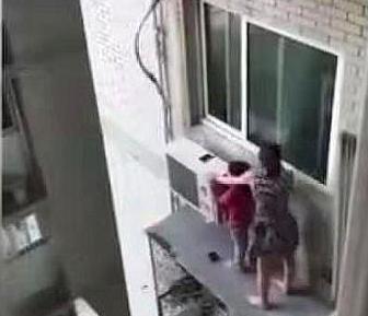 妻子遭丈夫背叛，拽着孩子跳楼！孩子：妈妈你千万别跳，我自己跳