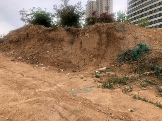 【啄木鸟在行动】奥体中路与坤顺路交叉口东侧大片山体裸露