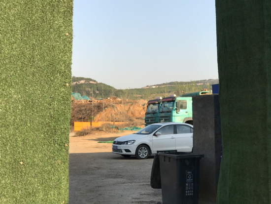 　　【啄木鸟在行动】历城区凤凰路附近有渣土未覆盖防尘网