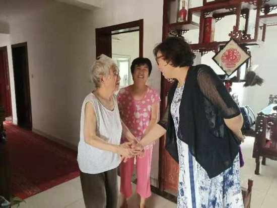 【我们的节日·七夕】奥体西苑社区老夫妻过七夕  聆听牵手往事