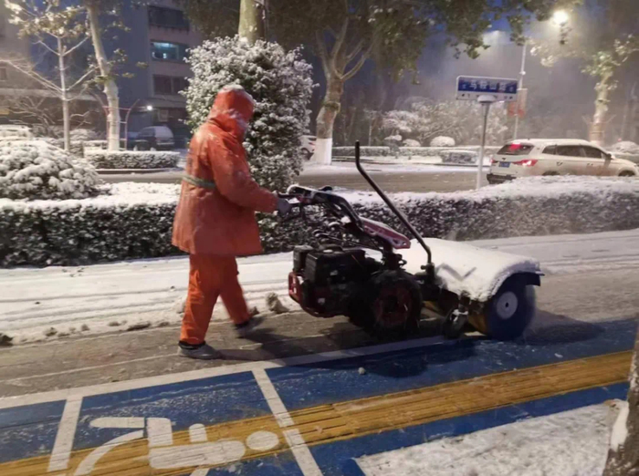 环卫工与雪赛跑、城管帮忙推车，济南大雪天的温暖就在身边