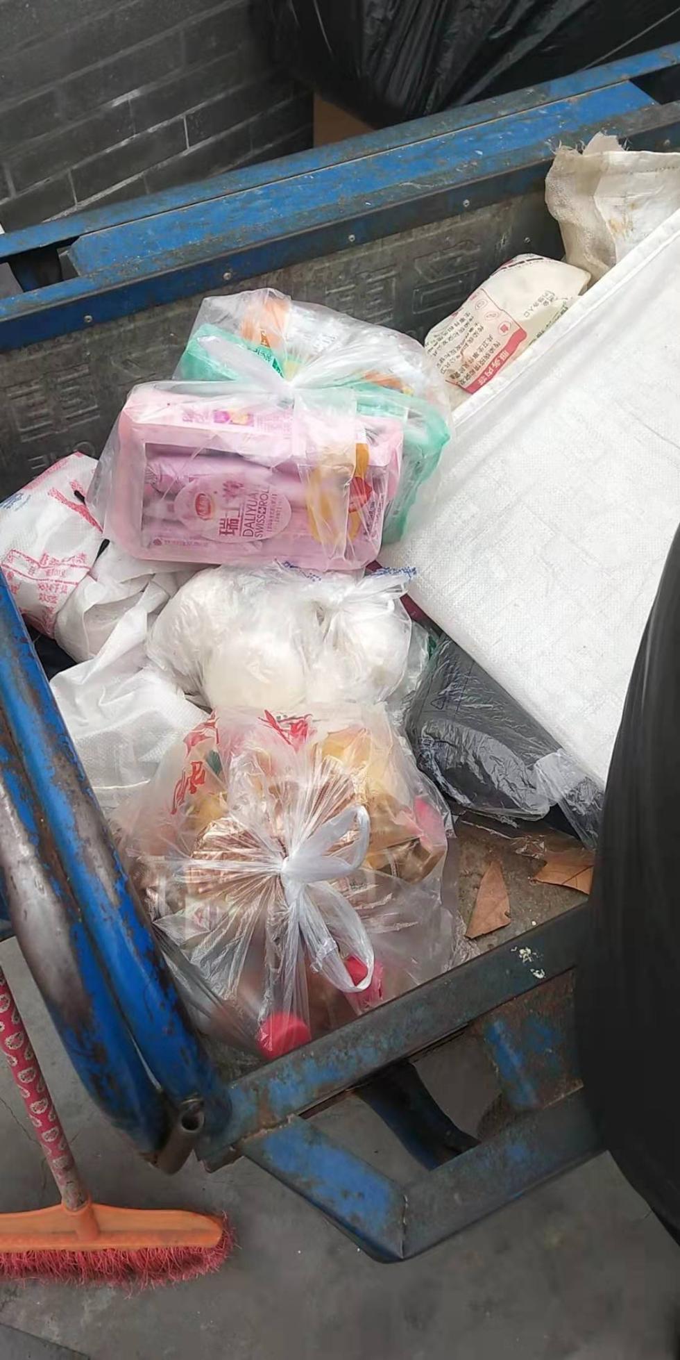 河南300名大学生众筹为露宿老人租房：想给他一个家