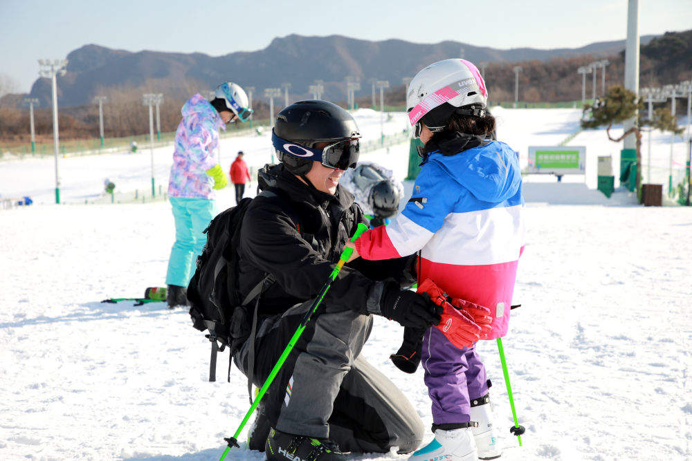 长城脚下“冰雪忙”
