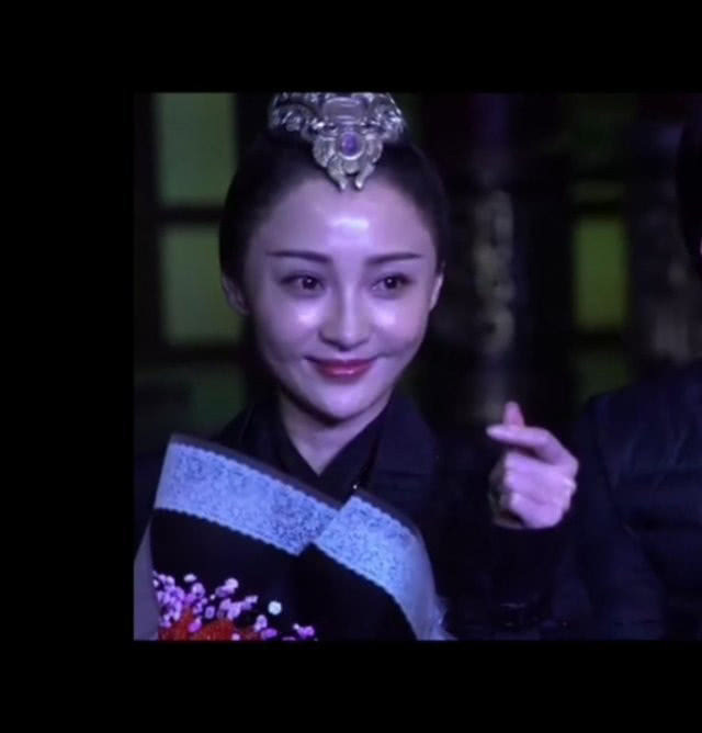 姚笛古装剧照造型雍容华贵，生图曝光颜值差距太大了