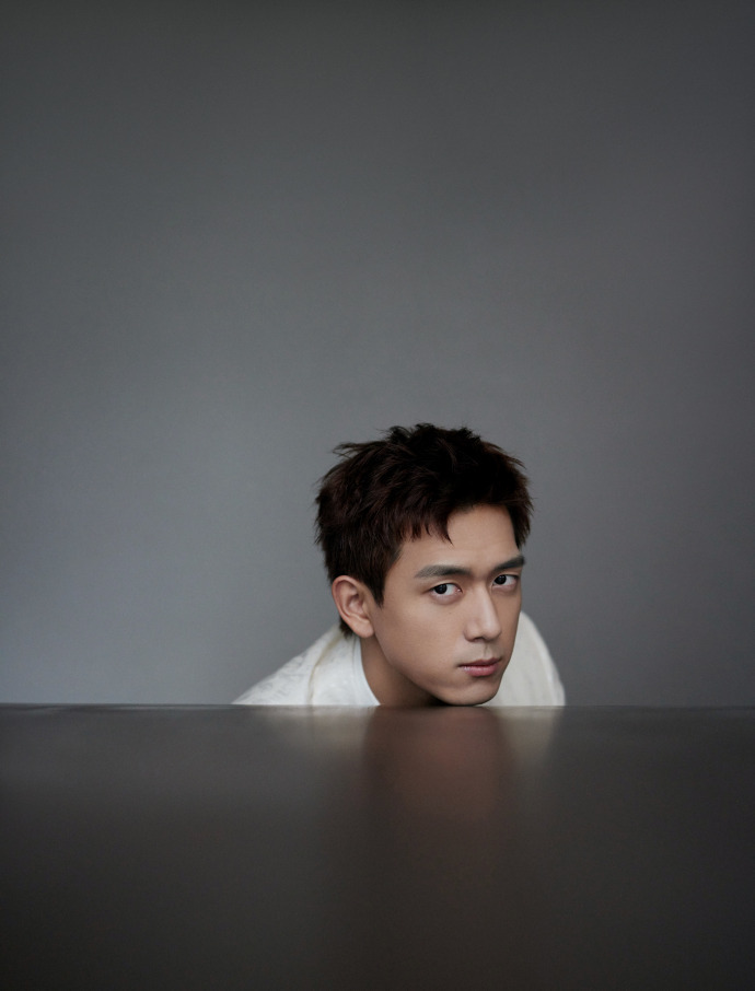 李现穿纯白西装绅士帅气 眼神深邃尽显矜贵气质