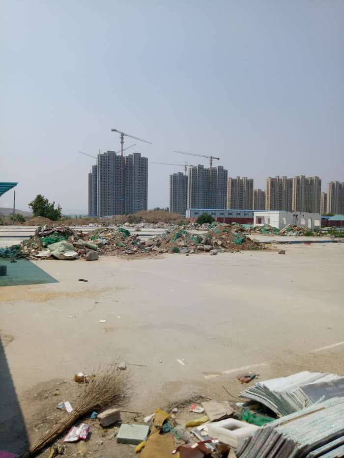 【啄木鸟在行动】济南历城区鹊华大道路南部分建筑垃圾裸露 污染环境