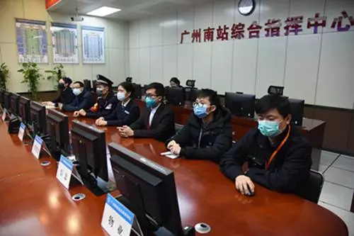 护送你的返程，他们准备好了