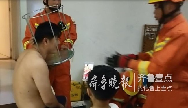 真父子!男子拿凳子逗儿头被卡,儿子边笑边用手机录像