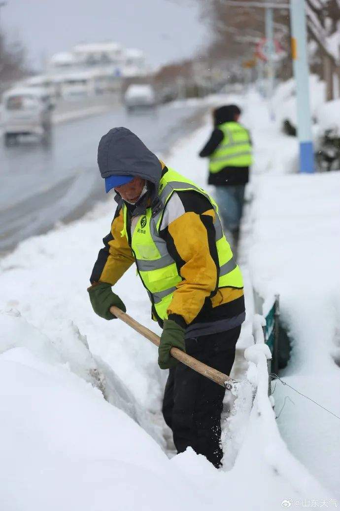 积雪超半米!山东烟台威海遭遇极端性冷流暴雪,“宛如北极科考!”