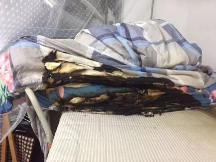 惊魂!罗马仕充电宝起火:断电、泼水才将火熄灭 被子衣服等被烧焦 