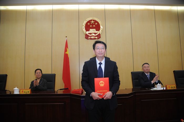 市人大常委会举行新任命人员颁发任命书和宪法宣誓仪式