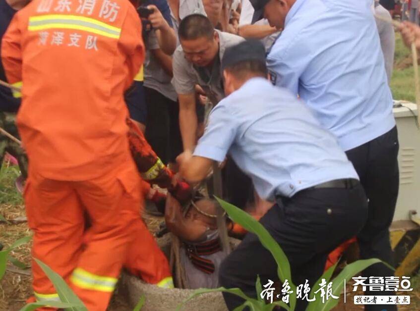 菏泽一名七旬老人不慎坠井，消防员倒挂入井营救