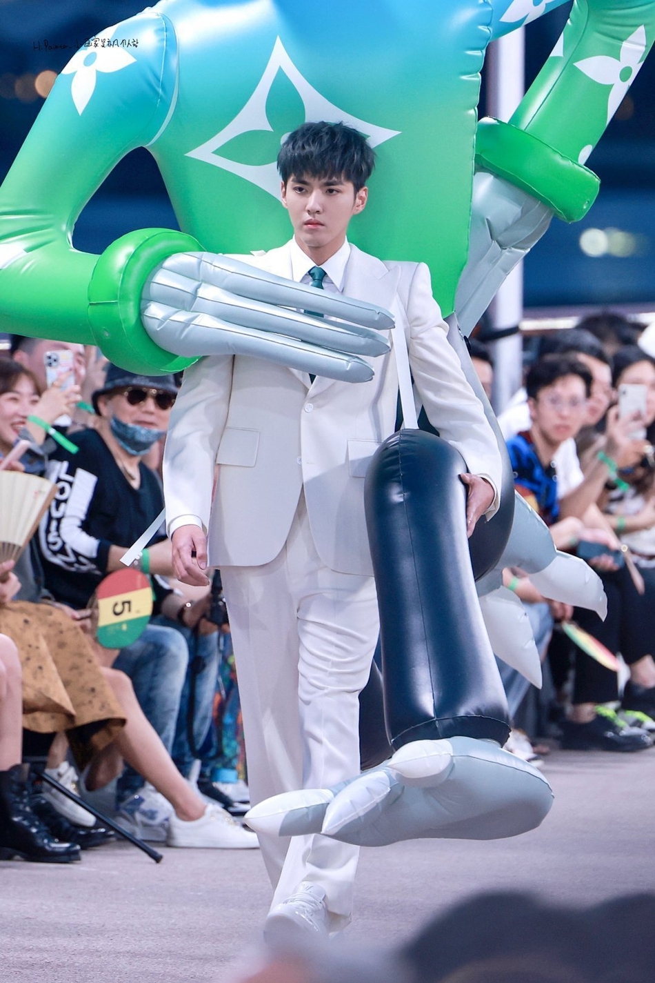 吴亦凡背两米高玩偶走秀|绝了绝了!吴亦凡背两米高玩偶走秀尽显反差萌