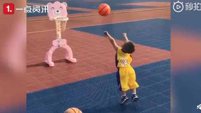 2岁萌娃成小区球王！网友：我还不如两岁的娃