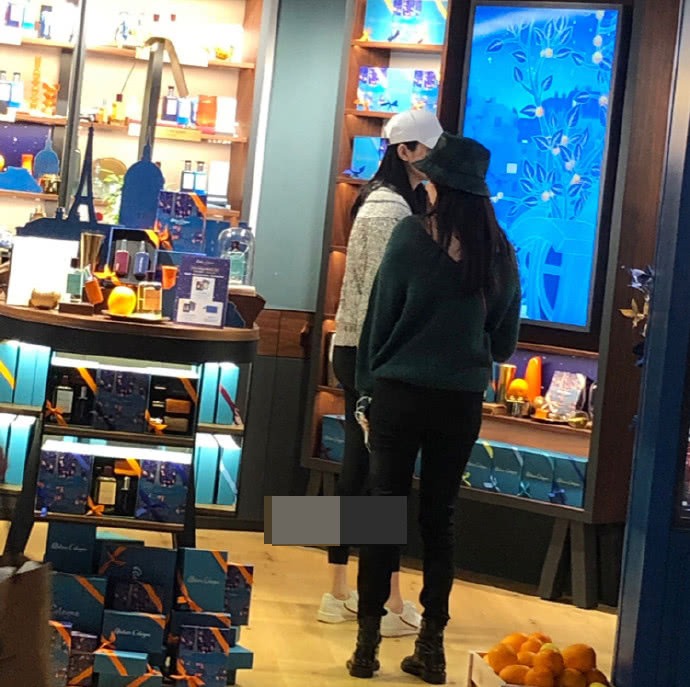 奚梦瑶与何猷君逛街产后首现身 身材恢复相当好