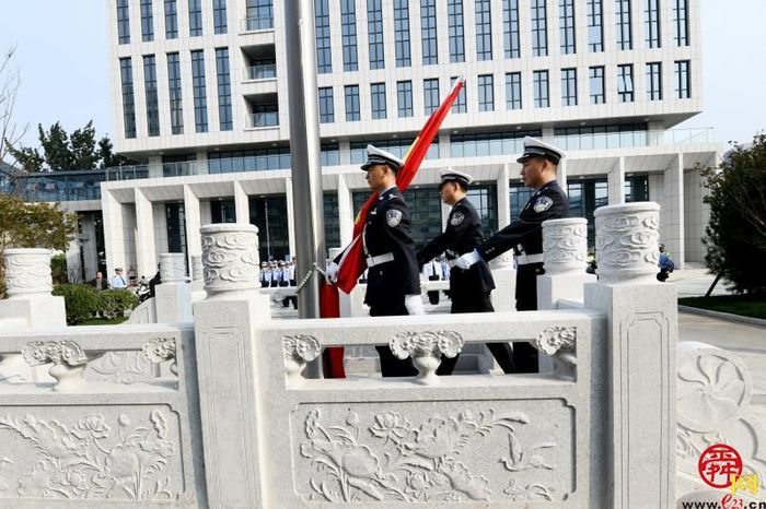 济南交警为祖国庆生 隆重举行升国旗仪式