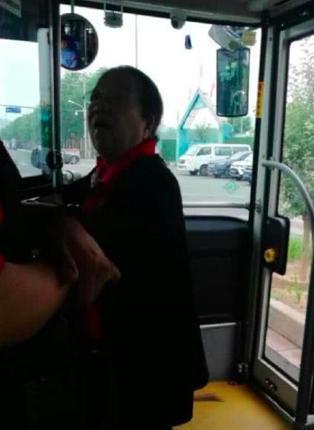 83岁“容嬷嬷”李明启头发苍白坐公交，不舍孩子让座宁愿站着