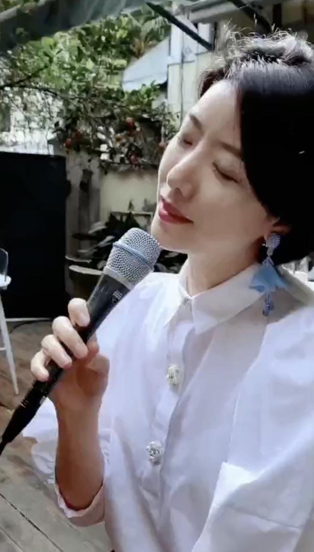 李亚鹏女友酒吧门口唱歌，两人许久未同框