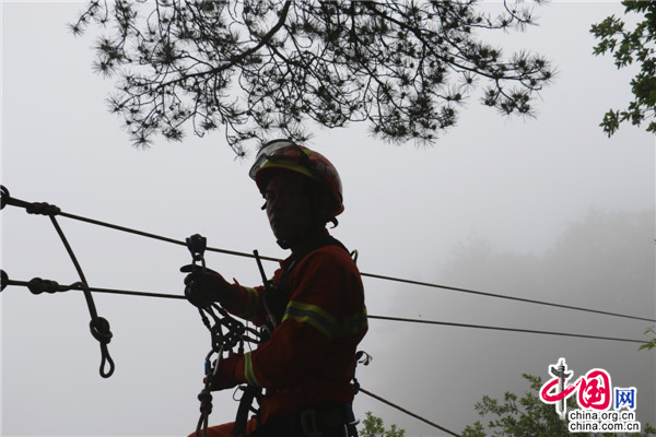 【追梦火焰蓝】游客遇险，危崖峭壁难施救？张家界消防打造山岳救援专业队