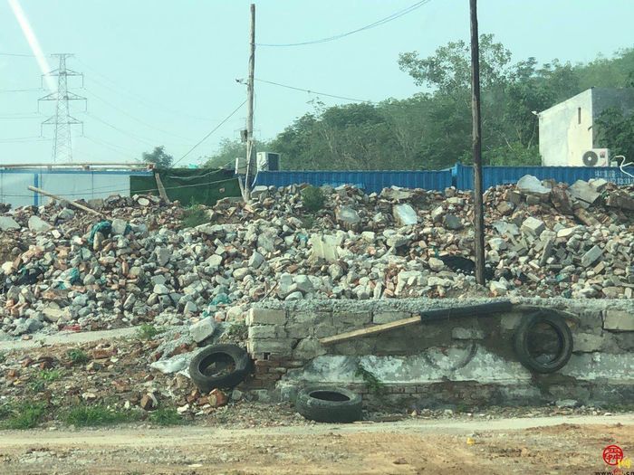 【啄木鸟行动】市中区前魏华村大片渣土建筑垃圾裸露堆放