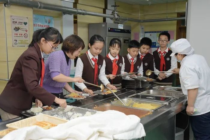 我和校长有个约会！这所学校学生向校长建言献策