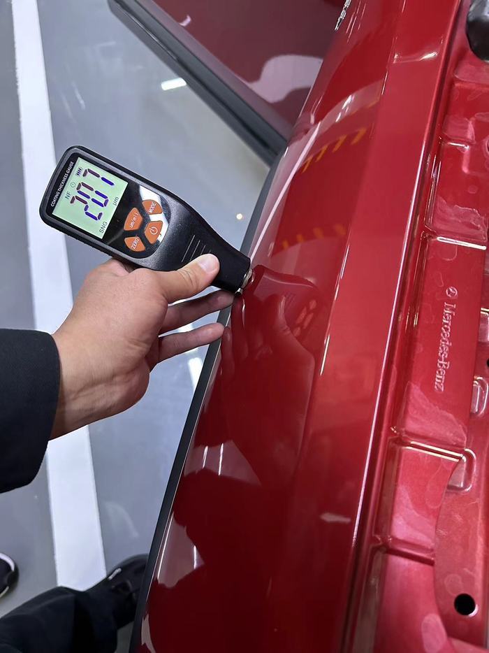 车主反映新买的奔驰车补过漆，4S店回应：是出厂前行为