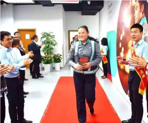 醉酒女孩险被4老外架走，代驾大姐霸气阻拦镇住了老外