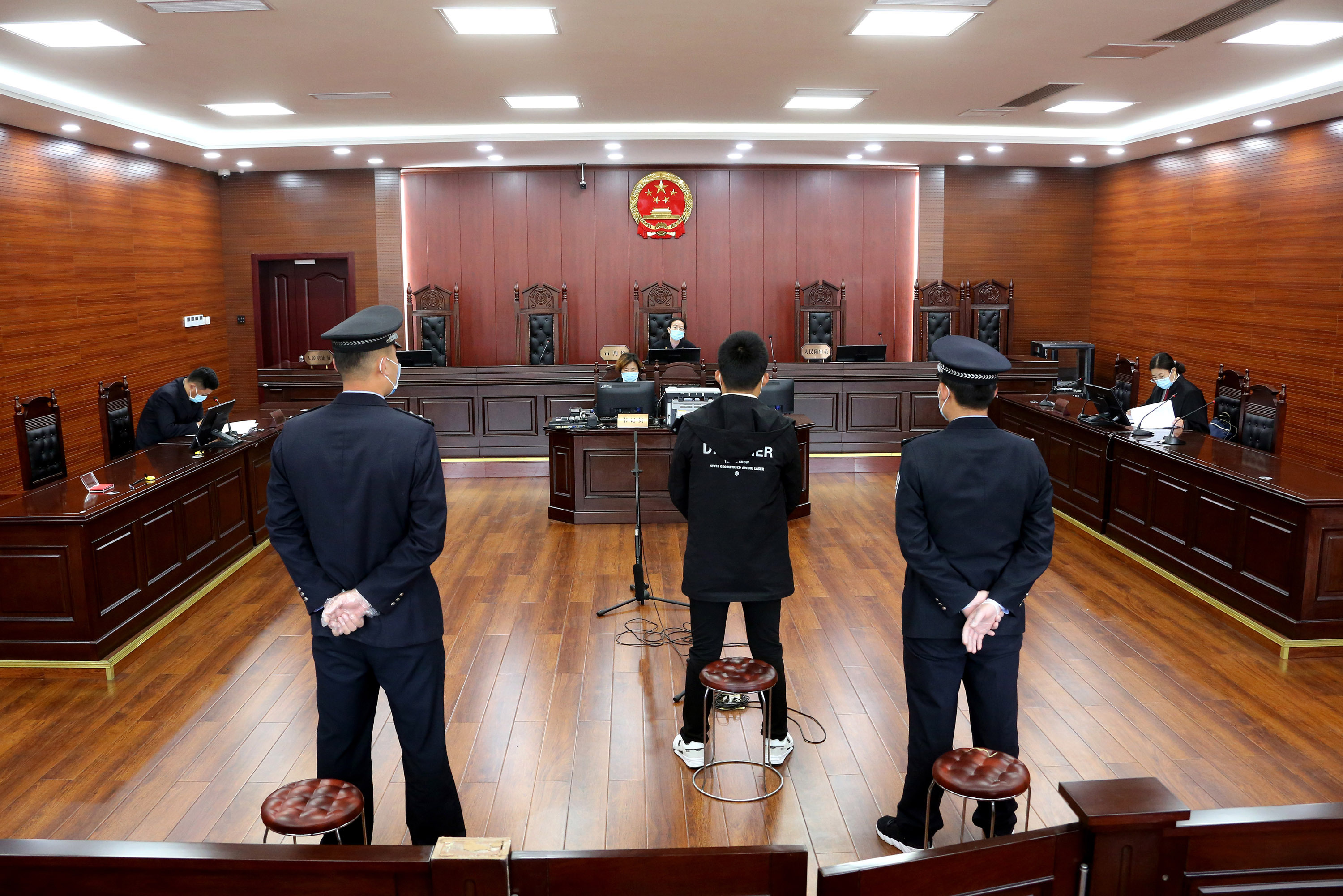 疫情期间谎称出售口罩诈骗百万元，枣庄陈某获刑10年，两起口罩诈骗案在枣庄市中区法院快审快判
