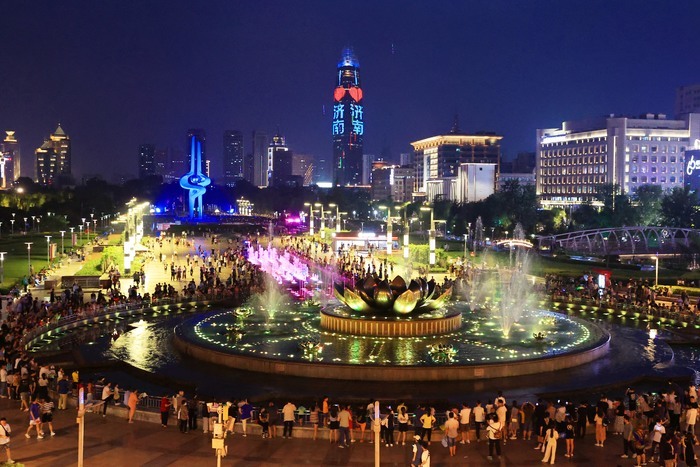 夏日夜晚，泉城广场音乐喷泉旁消夏纳凉好惬意！