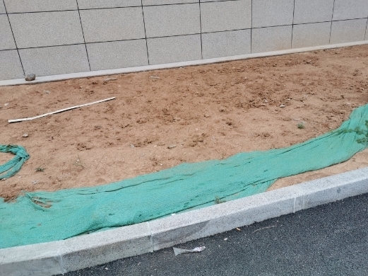 【啄木鸟在行动】龙奥北路、奥体东路交叉口东南角院内渣土及建筑垃圾裸露