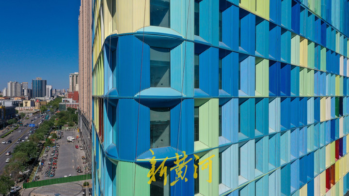 济南街头这个三角形星空大楼火了，楼身共有25种颜色