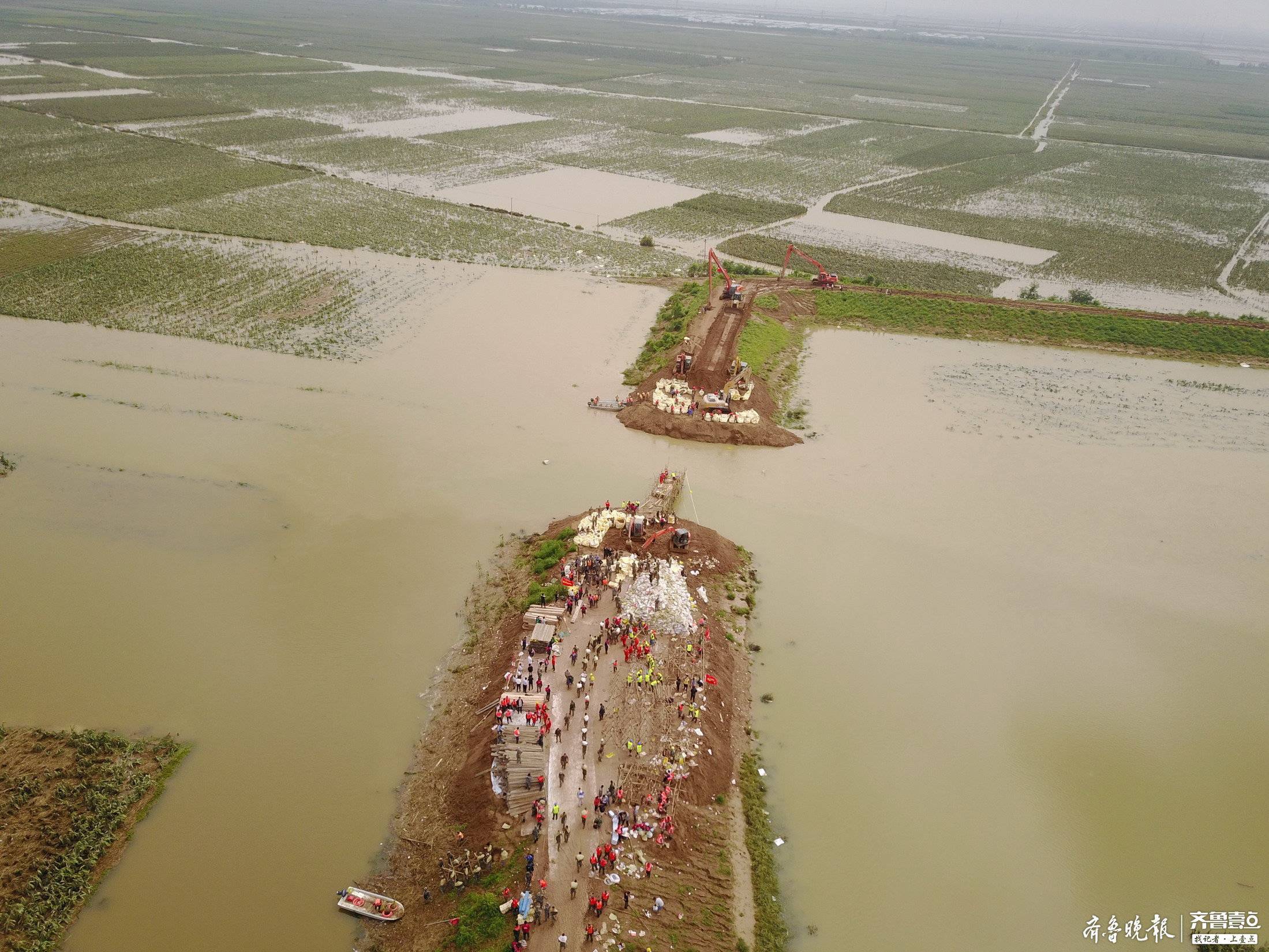 最后决战！航拍数千人封堵寿光张僧河决口现场