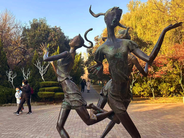 阳光普照气温升 户外休闲游园乐享周末时光